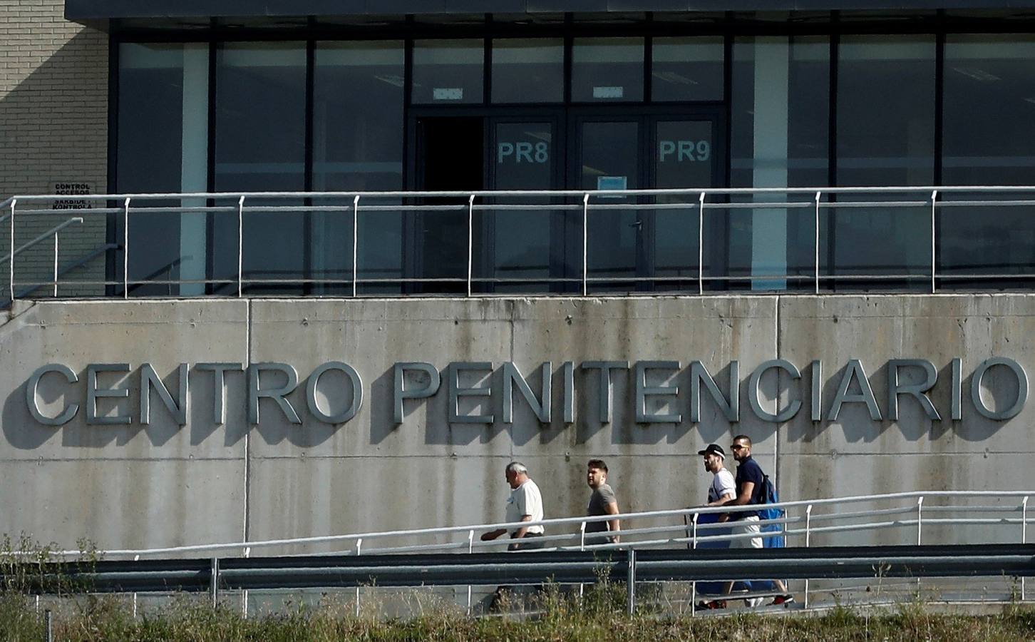 Tres miembros de la Manada han salido de la cárcel de Pamplona este viernes, tras pagar la fianza de 6.000 euros. Un pequeño grupo de manifestantes han tratado de golpear los coches que los trasnportaban, con lunas tintadas. En Alcalá Meco el exmilitar y el exguardia civil han podido ser captados de cerca por las cámaras.