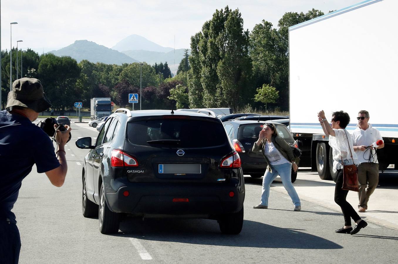 Tres miembros de la Manada han salido de la cárcel de Pamplona este viernes, tras pagar la fianza de 6.000 euros. Un pequeño grupo de manifestantes han tratado de golpear los coches que los trasnportaban, con lunas tintadas. En Alcalá Meco el exmilitar y el exguardia civil han podido ser captados de cerca por las cámaras.