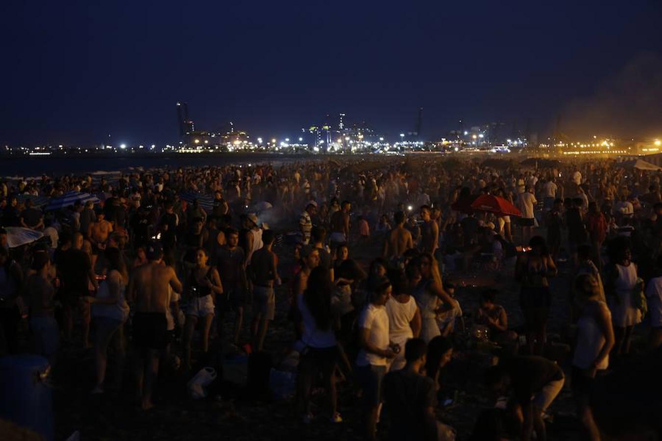 Miles de valencianos acudieron anoche a la orilla del mar en la noche de las hogueras. Cruz Roja ha atendido a 100 personas, 14 menos que al año pasado, aunque ha habido más intoxicaciones etílicas (41) y la Policía Local detuvo a una mujer por tráfico de drogas. Además, ha aumentado la basura recogida: 58 toneladas de residuos en las playas de Valencia capital