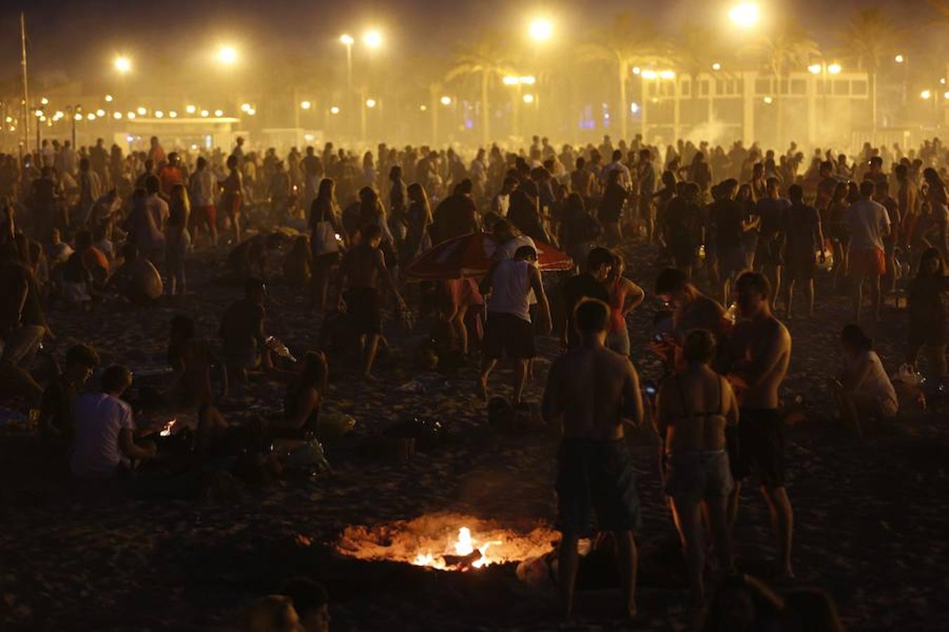 Miles de valencianos acudieron anoche a la orilla del mar en la noche de las hogueras. Cruz Roja ha atendido a 100 personas, 14 menos que al año pasado, aunque ha habido más intoxicaciones etílicas (41) y la Policía Local detuvo a una mujer por tráfico de drogas. Además, ha aumentado la basura recogida: 58 toneladas de residuos en las playas de Valencia capital