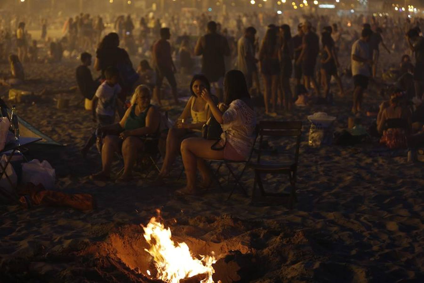 Miles de valencianos acudieron anoche a la orilla del mar en la noche de las hogueras. Cruz Roja ha atendido a 100 personas, 14 menos que al año pasado, aunque ha habido más intoxicaciones etílicas (41) y la Policía Local detuvo a una mujer por tráfico de drogas. Además, ha aumentado la basura recogida: 58 toneladas de residuos en las playas de Valencia capital