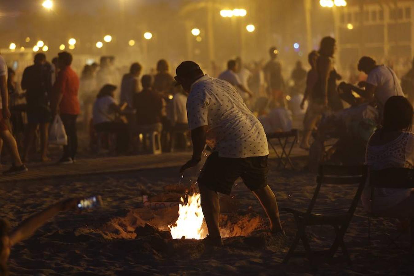 Miles de valencianos acudieron anoche a la orilla del mar en la noche de las hogueras. Cruz Roja ha atendido a 100 personas, 14 menos que al año pasado, aunque ha habido más intoxicaciones etílicas (41) y la Policía Local detuvo a una mujer por tráfico de drogas. Además, ha aumentado la basura recogida: 58 toneladas de residuos en las playas de Valencia capital