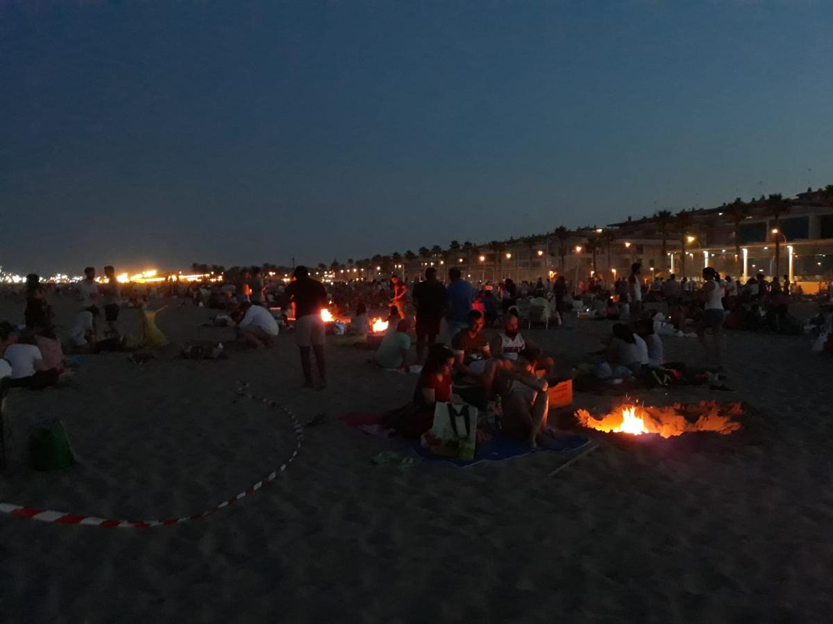 Miles de valencianos acudieron anoche a la orilla del mar en la noche de las hogueras. Cruz Roja ha atendido a 100 personas, 14 menos que al año pasado, aunque ha habido más intoxicaciones etílicas (41) y la Policía Local detuvo a una mujer por tráfico de drogas. Además, ha aumentado la basura recogida: 58 toneladas de residuos en las playas de Valencia capital