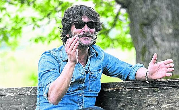 El artista madrileño se ha afincado en la localidad cántabra de Villacarriedo.