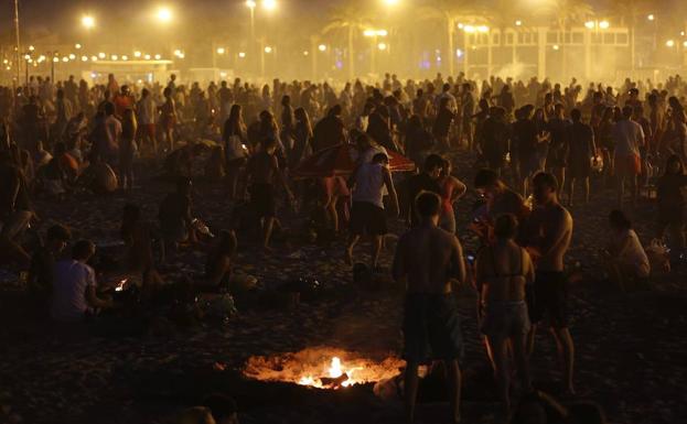 La noche de San Juan en las playas de Valencia congregó a miles de personas. 