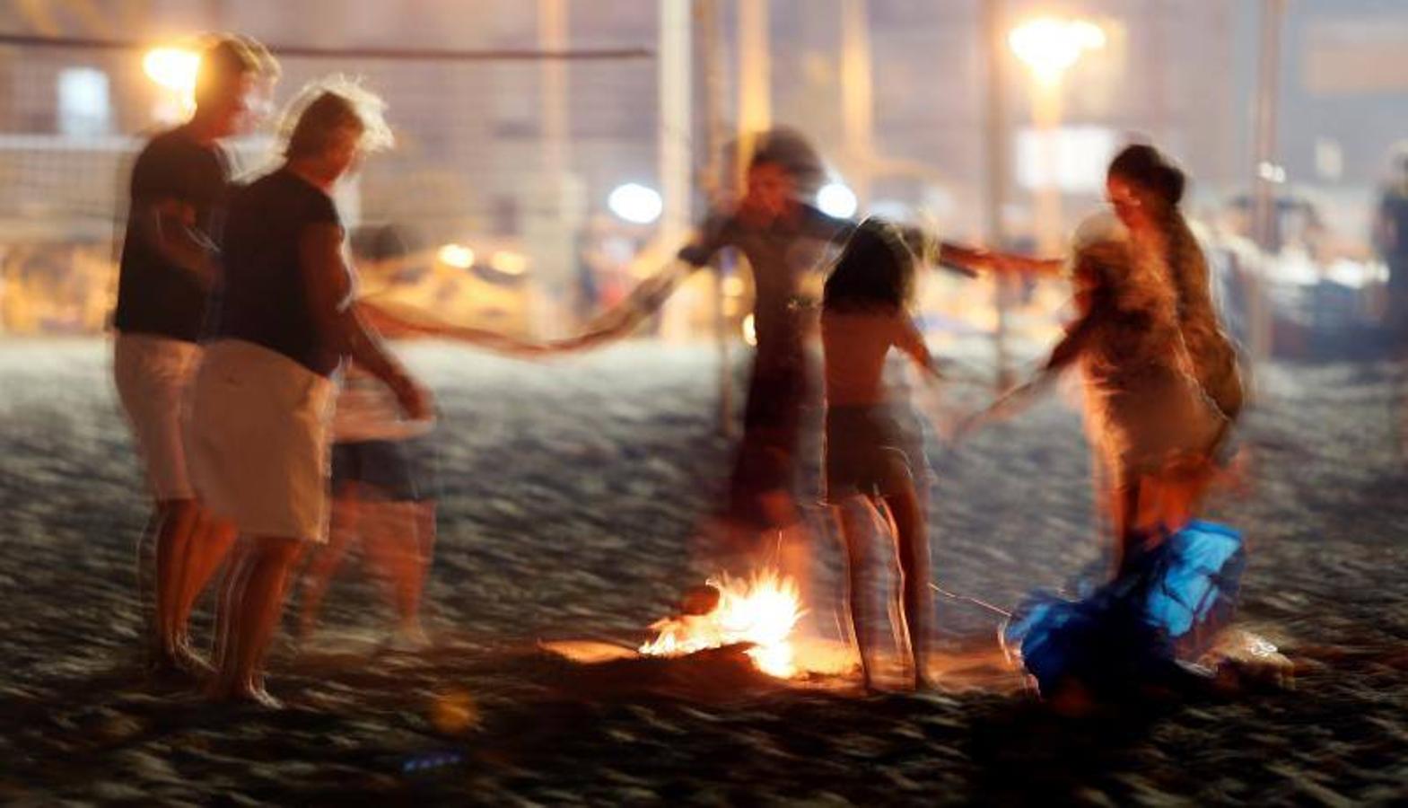 Miles de valencianos acudieron anoche a la orilla del mar en la noche de las hogueras. Cruz Roja ha atendido a 100 personas, 14 menos que al año pasado, aunque ha habido más intoxicaciones etílicas (41) y la Policía Local detuvo a una mujer por tráfico de drogas. Además, ha aumentado la basura recogida: 58 toneladas de residuos en las playas de Valencia capital