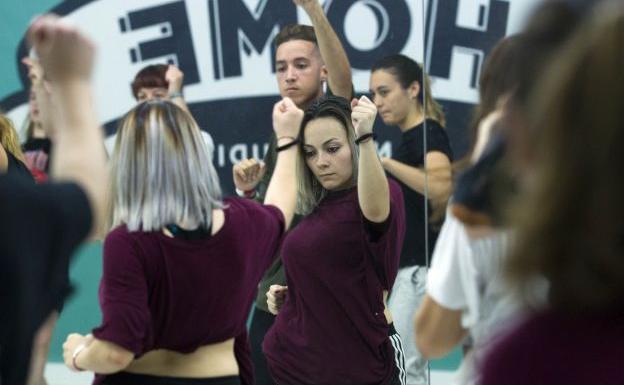 Bailarines practican en la academia de la calle Alcalde Albors.