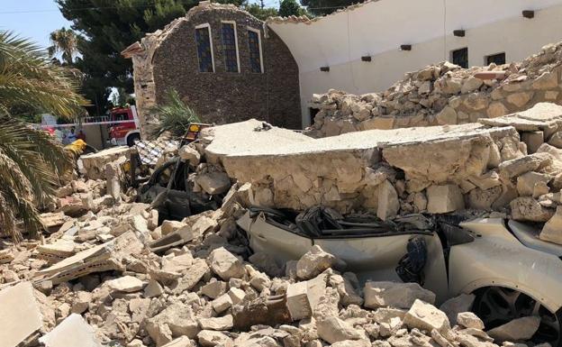 La iglesia cayó sobre los coches. 