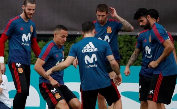 Los jugadores de la selección española, durante un entrenamiento. 