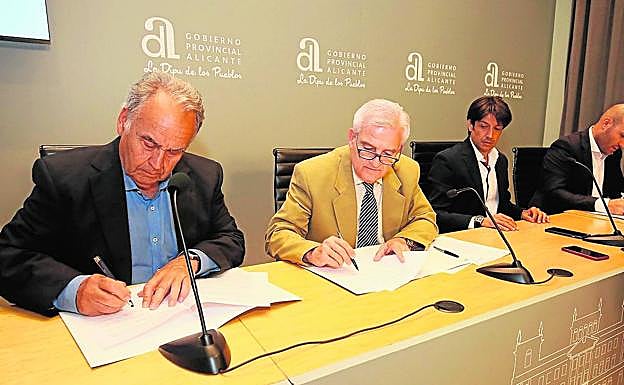 El diputado de Cultura, César Augusto Asencio con Francisco Mestre, Carlos Linares y Domingo Pérez.