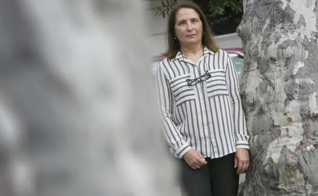 Beatriz de Mergelina, en un jardín público junto al Centro de Ayuda a Víctimas de Agresiones Sexuales (CAVAS), en Valencia.