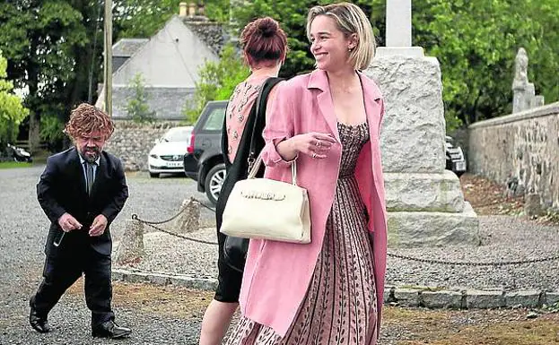 Peter Dinklage y Emilia Clarke.