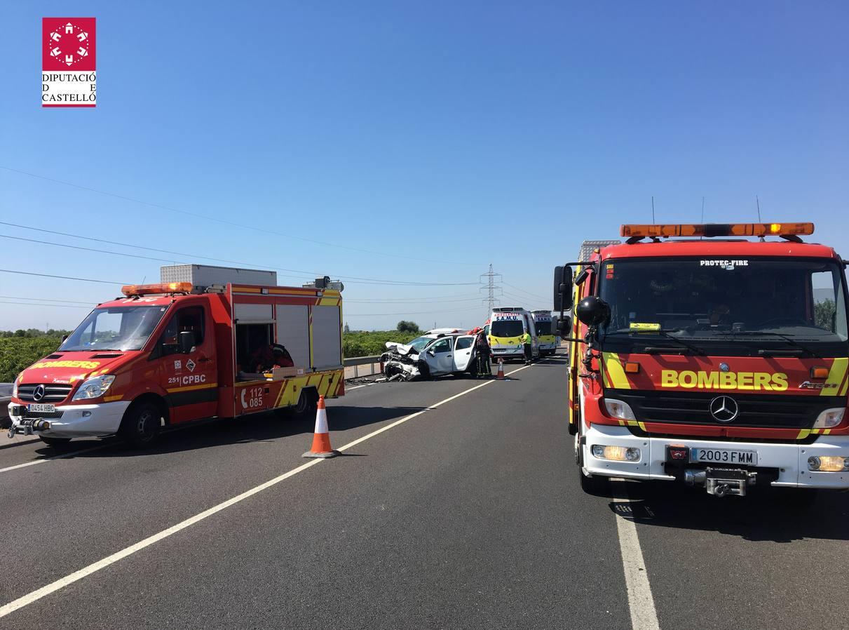 Una joven ha muerto y otra ha resultado herida de gravedad en un choque frontal entre dos vehículos en la N-340- El accidente ha ocurrido este lunes, 25 de junio, en el término de Vila-real.