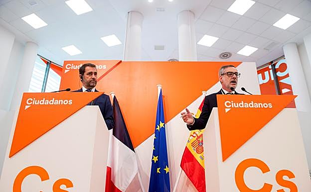 Castaner y Villegas, en la rueda de prensa posterior a su reunión en Madrid. 