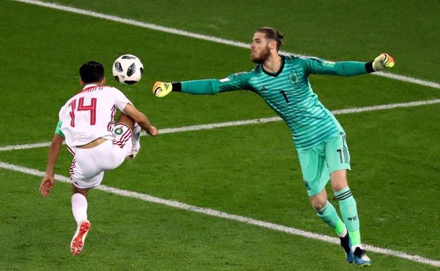 De Gea trata de despejar un balón.