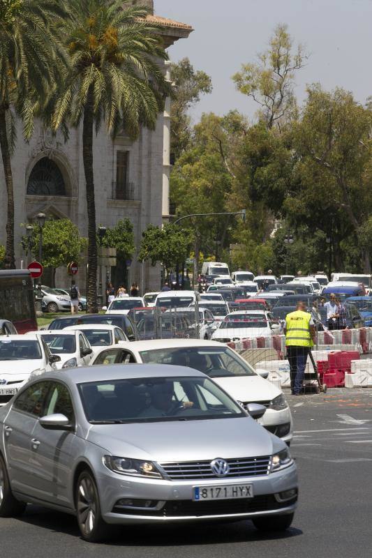 Las obras de conexión de una tubería frente a la Delegación de Gobierno cortan desde ayer dos carriles de la calzada en la plaza del Temple y Pintor López, entre la plaza y el Puente del Real. Ayer se vivieron los primeros atascos que se repetirán durante todo el verano en la margen derecha, pues las obras durarán hasta finales de agosto. Del 8 al 31 de julio se hará la segunda fase, cortando tres carriles en la paret deercha de la calzada. La previsión es que los trabajos estén terminados el 27 de agosto, para evitar problemas de tráfico en la zona cuando vuelvan los más pequeños al colegio en septiembre. 