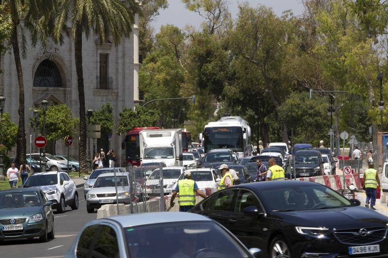 Las obras de conexión de una tubería frente a la Delegación de Gobierno cortan desde ayer dos carriles de la calzada en la plaza del Temple y Pintor López, entre la plaza y el Puente del Real. Ayer se vivieron los primeros atascos que se repetirán durante todo el verano en la margen derecha, pues las obras durarán hasta finales de agosto. Del 8 al 31 de julio se hará la segunda fase, cortando tres carriles en la paret deercha de la calzada. La previsión es que los trabajos estén terminados el 27 de agosto, para evitar problemas de tráfico en la zona cuando vuelvan los más pequeños al colegio en septiembre. 