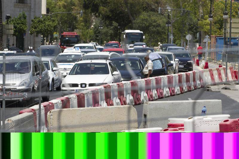 Las obras de conexión de una tubería frente a la Delegación de Gobierno cortan desde ayer dos carriles de la calzada en la plaza del Temple y Pintor López, entre la plaza y el Puente del Real. Ayer se vivieron los primeros atascos que se repetirán durante todo el verano en la margen derecha, pues las obras durarán hasta finales de agosto. Del 8 al 31 de julio se hará la segunda fase, cortando tres carriles en la paret deercha de la calzada. La previsión es que los trabajos estén terminados el 27 de agosto, para evitar problemas de tráfico en la zona cuando vuelvan los más pequeños al colegio en septiembre. 