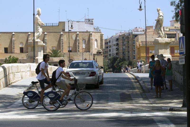 El día que se abrió el puente de la Trinidad al tráfico rodado se han iniciado las obras de conexión de una tubería frente a la Delegación de Gobierno, que cortan desde ayer dos carriles de la calzada en la plaza del Temple y Pintor López, entre la plaza y el Puente del Real. Ayer se vivieron los primeros atascos que se repetirán durante todo el verano en la margen derecha, pues las obras durarán hasta finales de agosto. Del 8 al 31 de julio se hará la segunda fase, cortando tres carriles en la paret deercha de la calzada. La previsión es que los trabajos estén terminados el 27 de agosto, para evitar problemas de tráfico en la zona cuando vuelvan los más pequeños al colegio en septiembre. 