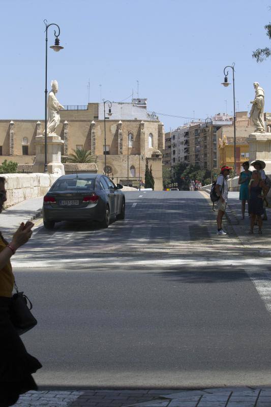 El día que se abrió el puente de la Trinidad al tráfico rodado se han iniciado las obras de conexión de una tubería frente a la Delegación de Gobierno, que cortan desde ayer dos carriles de la calzada en la plaza del Temple y Pintor López, entre la plaza y el Puente del Real. Ayer se vivieron los primeros atascos que se repetirán durante todo el verano en la margen derecha, pues las obras durarán hasta finales de agosto. Del 8 al 31 de julio se hará la segunda fase, cortando tres carriles en la paret deercha de la calzada. La previsión es que los trabajos estén terminados el 27 de agosto, para evitar problemas de tráfico en la zona cuando vuelvan los más pequeños al colegio en septiembre. 