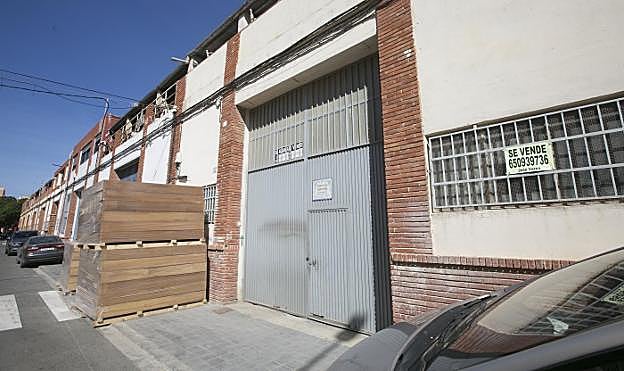 Cierres. Solar en venta a espaldas de las naves de la Ciudad Fallera y taller de Paco Barea que está en negociaciones para traspasar. 
