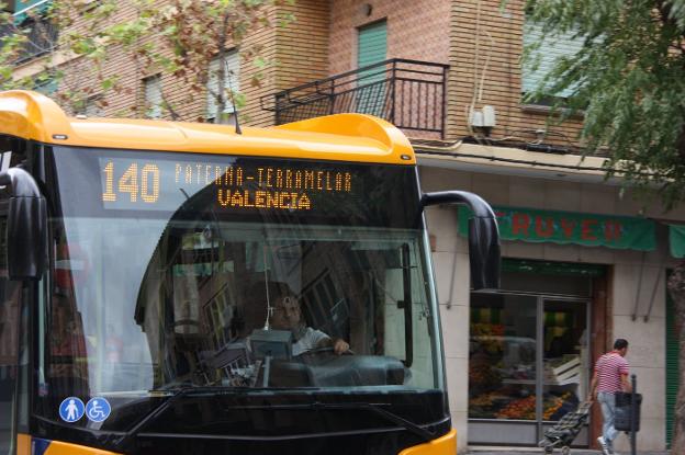Uno de los autobuses de la línea municipal circula por el casco urbano. 