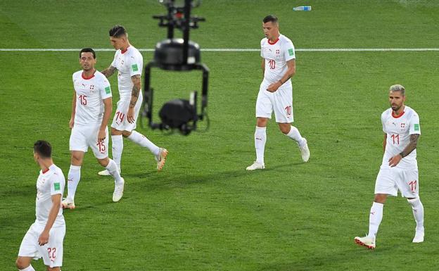 Los jugadores suizos, en el partido ante Serbia. 