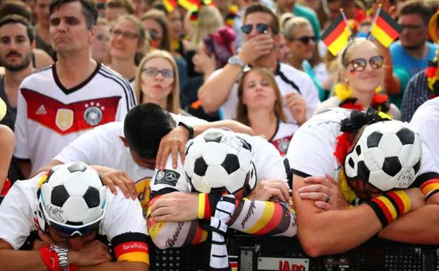 Aficionados alemanes, desolados tras la eliminación de la 'Mannschaft'. 