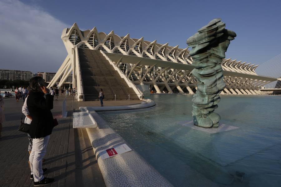 La Ciutat de les Arts i les Ciències de Valencia tiene desde este miércoles seis nuevas esculturas, creadas por el artista Tony Cragg (Liverpool, 1949), que decoran algunos de sus lagos y pasillos más emblemáticos gracias al mecenazgo de la Fundación Hortensia Herrero. La exposición 'Seis Esculturas', inaugurada por el propio artista y Hortensia Herrero, permitirá a los visitantes del complejo diseñado por Santiago Calatrava disfrutar de la obra del británico hasta el 4 de noviembre. 