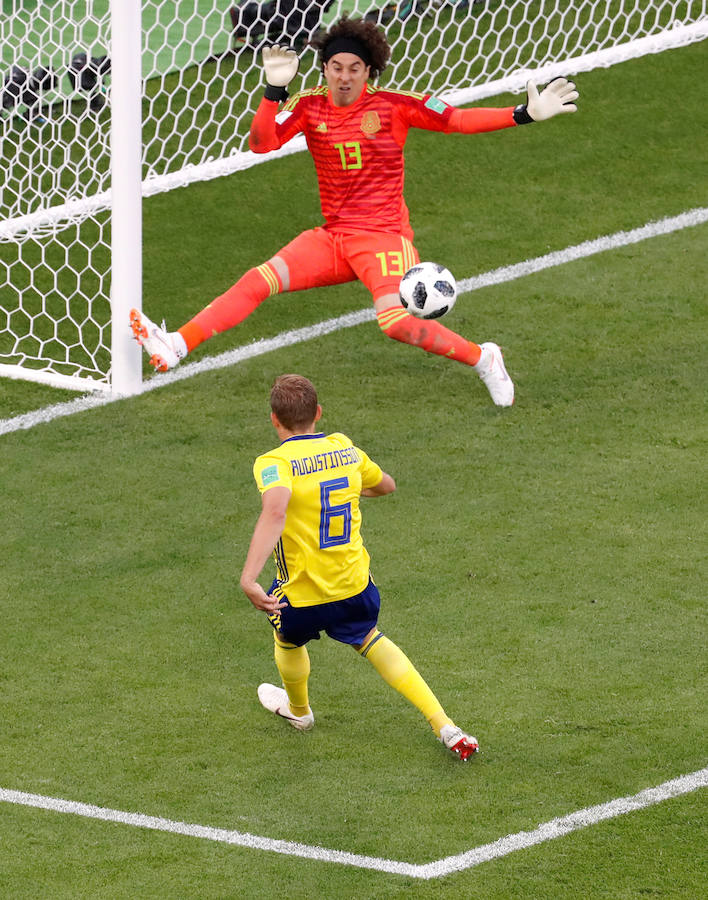 Suecia se impuso por 0-3 a México en el encuentro correspondiente a la tercera jornada del grupo F. La derrota de Alemania ante Corea del Sur dio el pase a ambas selecciones para octavos. 