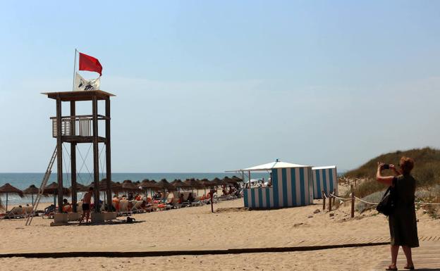 Bandera roja en la playa de El Saler, Valencia.