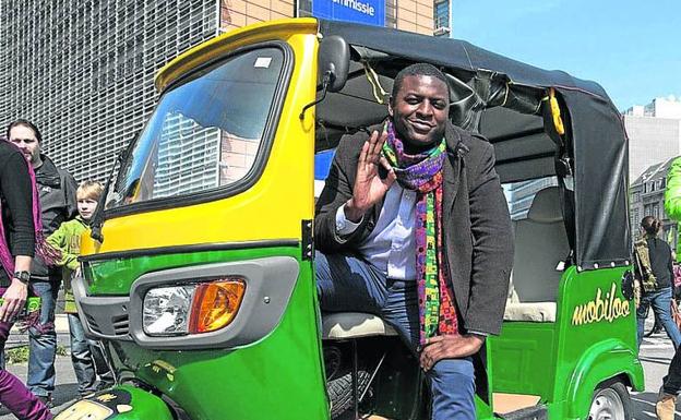 Un conductor de un triciclo motorizado aguarda clientes junto a la Comisión Europea, en Bruselas. 