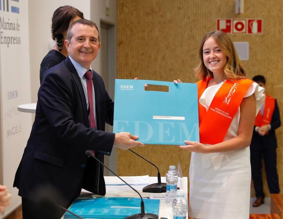 EDEM Escuela de Empresarios ha acogido este jueves la graduación de la tercera promoción del Grado en ADE para Emprendedores, titulación adscrita a la Universitat de València (UV) y desarrollada junto a su Facultad de Economía. Manuel Palma, presidente de Grupo Palma y vicepresidente de EDEM, ha apadrinado a los 42 alumnos que se han graduado y ha impartido una ponencia en el Auditorio Paco Pons.