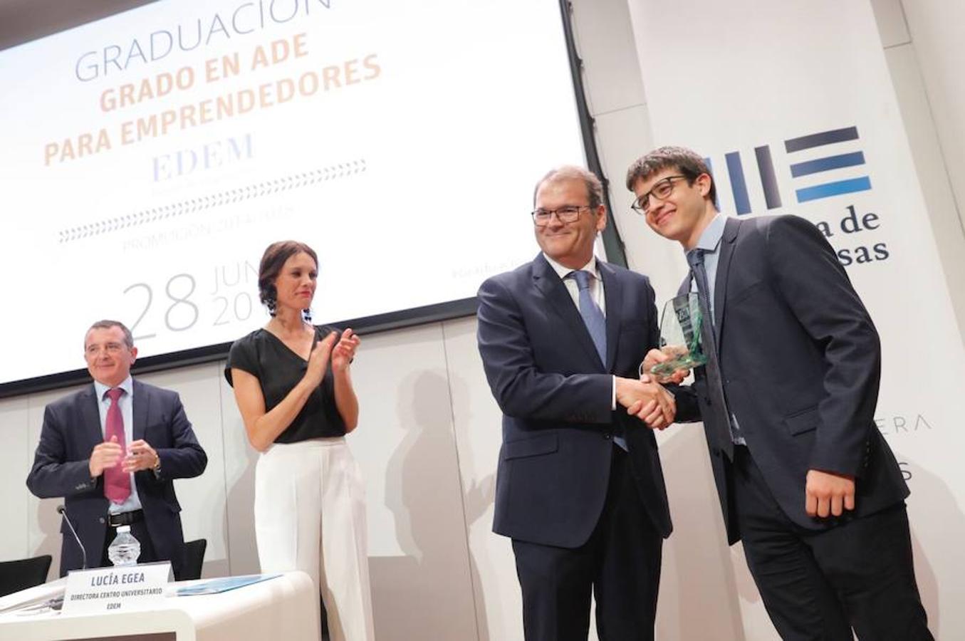 EDEM Escuela de Empresarios ha acogido este jueves la graduación de la tercera promoción del Grado en ADE para Emprendedores, titulación adscrita a la Universitat de València (UV) y desarrollada junto a su Facultad de Economía. Manuel Palma, presidente de Grupo Palma y vicepresidente de EDEM, ha apadrinado a los 42 alumnos que se han graduado y ha impartido una ponencia en el Auditorio Paco Pons.