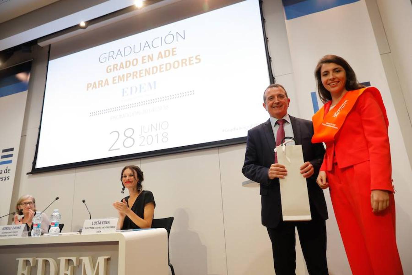 EDEM Escuela de Empresarios ha acogido este jueves la graduación de la tercera promoción del Grado en ADE para Emprendedores, titulación adscrita a la Universitat de València (UV) y desarrollada junto a su Facultad de Economía. Manuel Palma, presidente de Grupo Palma y vicepresidente de EDEM, ha apadrinado a los 42 alumnos que se han graduado y ha impartido una ponencia en el Auditorio Paco Pons.