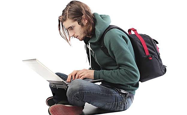 Un estudiante con su ordenador.