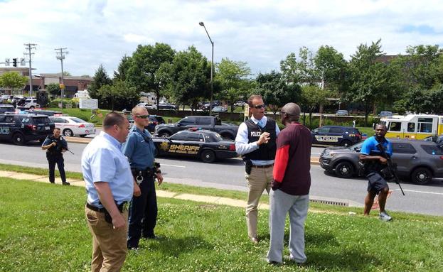 Agentes de policía y testigos, en las inmediaciones del lugar del tiroteo. 