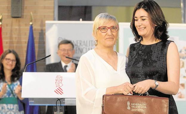 Ana Barceló y Carmen Montón, durante el acto de traspaso de competencias. 