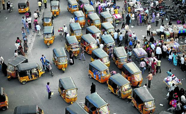 Atasco de tuk tuks en la ciudad vieja de Hyderabad, India. 