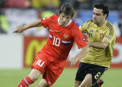 Imagen secundaria 1 - Arshavin, ante Xavi en 2008. 