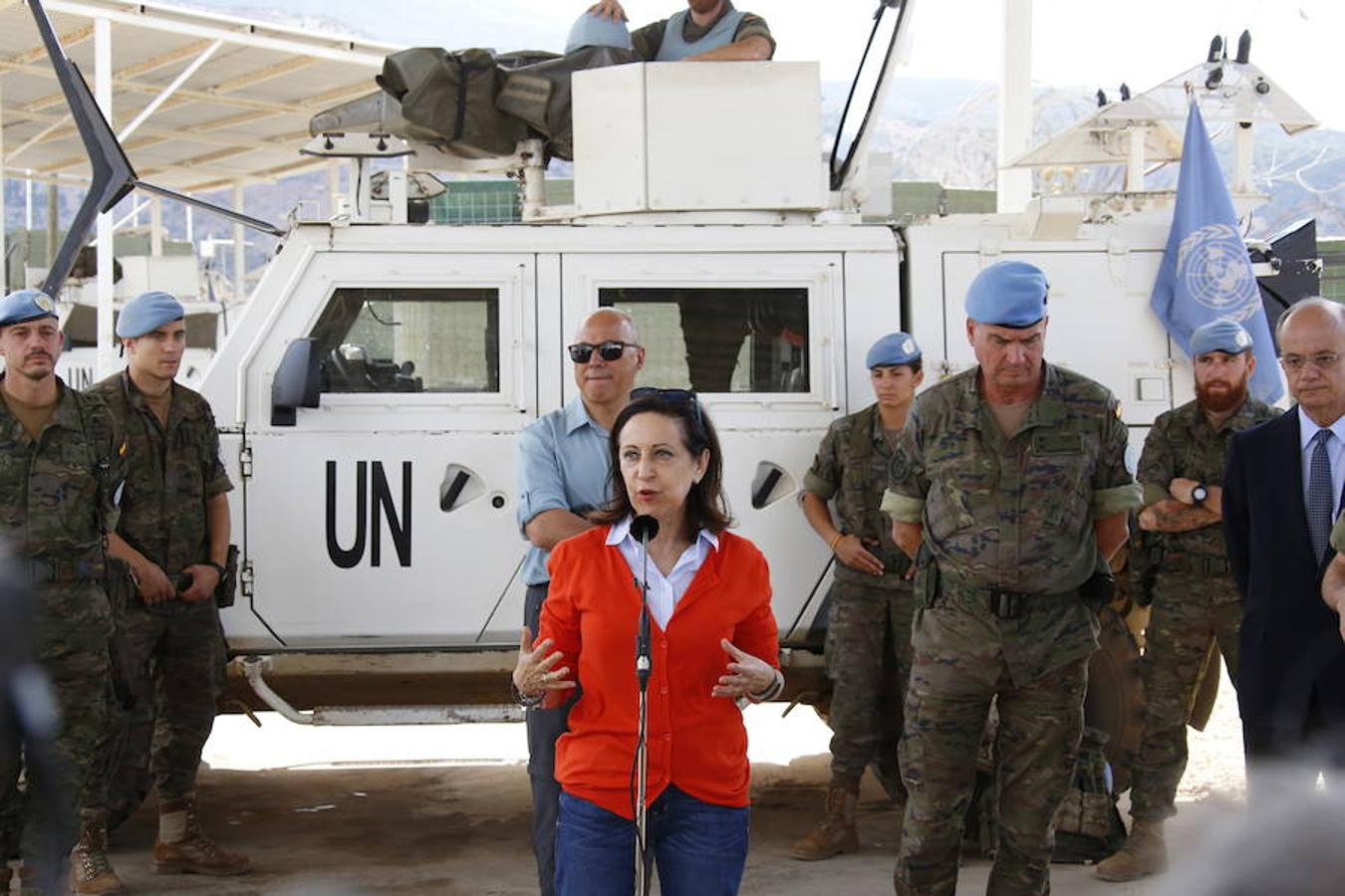 Margarita Robles visita dos puestos de vigilancia estratégicos claves dentro del despliegue de UNIFIL