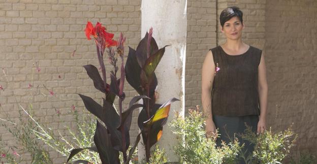 Directora. Nuria Enguita, en el jardín de Bombas Gens. 