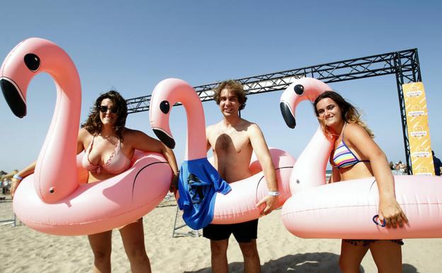 Carrera de flotadores flamencos en la playa de la Malvarrosa