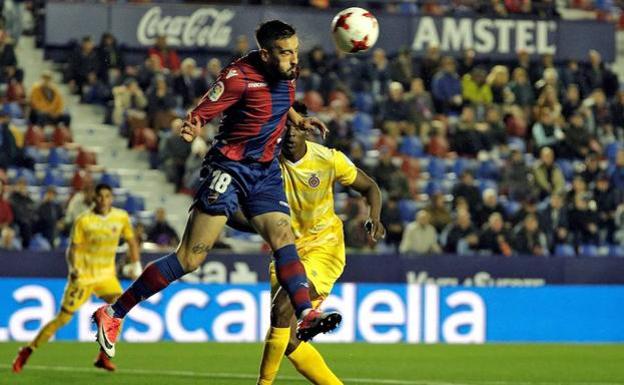 Cabaco cabecea un balón frente al Girona en la vuelta de Copa del Rey.