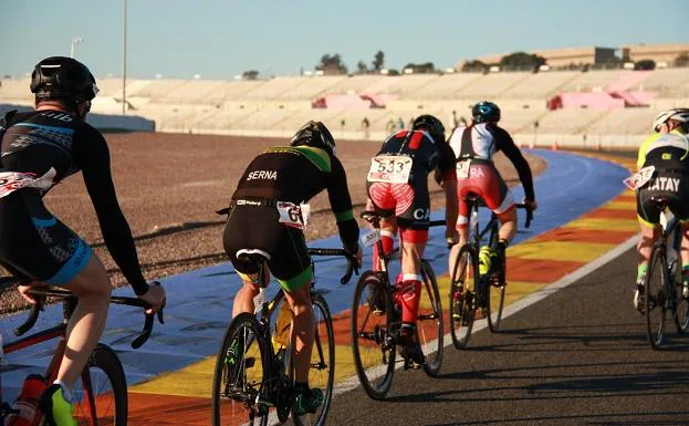 400 ciclistas, ante el reto de pedalear 24 horas seguidas en el circuito Ricardo Tormo de Cheste