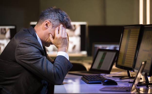 Un hombre estresado por el trabajo.