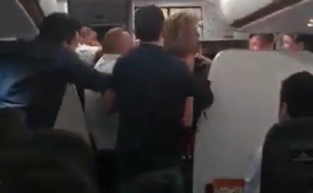 Un pasajero agrede a un azafato después de que el vuelo se retrasara 12 horas