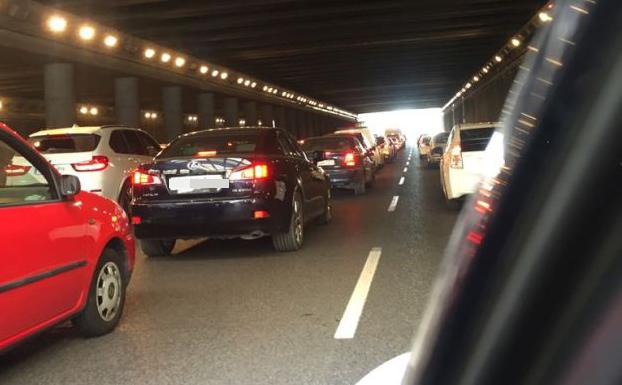 Imagen principal - Monumental atasco en Valencia provocado por las obras en Blanquerías