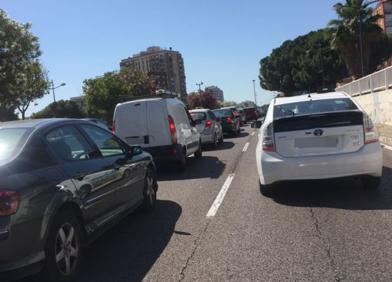 Imagen secundaria 1 - Monumental atasco en Valencia provocado por las obras en Blanquerías