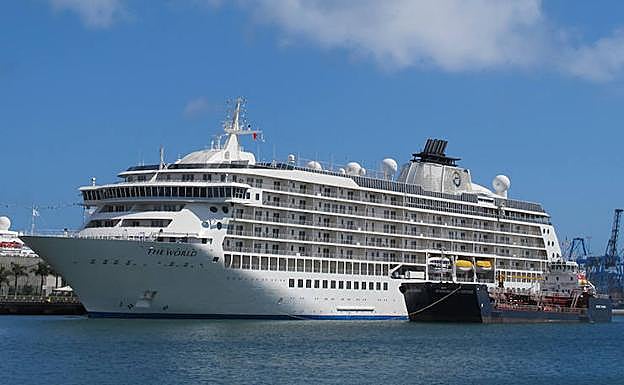 El barco de los millonarios que da la vuelta al mundo llega a Valencia